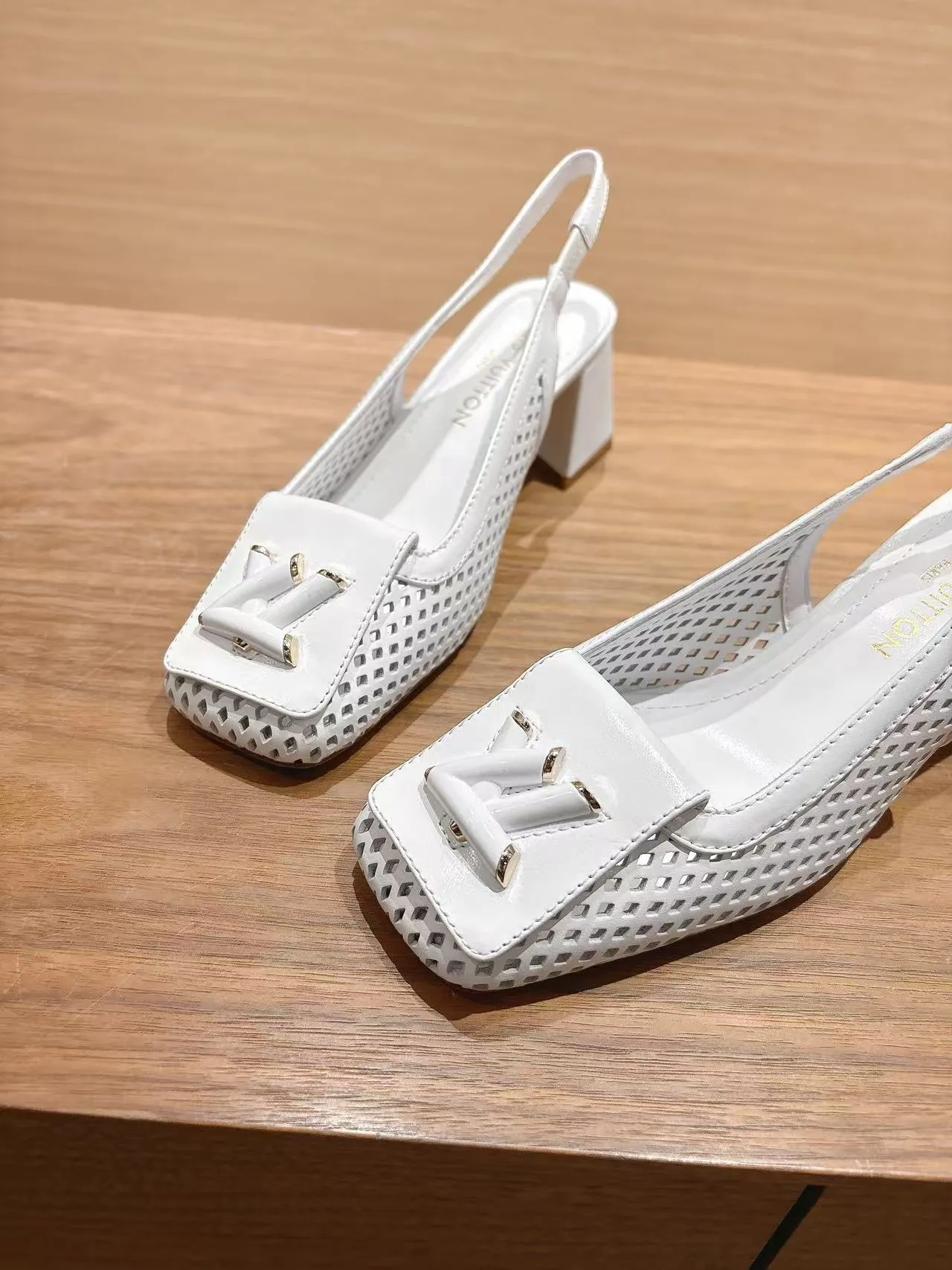 👟👟Ex-factory price 600👟👟 LV Louis Vuitton 25ss top version. Features the latest SHAKE hollow slingback sandals. Hard goods are new. Purchasing level! Full of high-end sense! A popular one among domestic and foreign bloggers. It is retro and fashionable and looks great on the feet! The main model on the official website. Upper: original customized cowhide surface. Lining: imported goatskin lining. ·Outsole: original Italian leather outsole ■Height: 3.5cm5.5cm ·Shoe size: 35-40 (41, 42 customizations are not returnable)